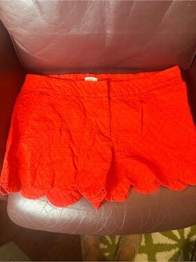 crown & ivy Quilted Scallop-Hem Shorts in Bright Orange-Red